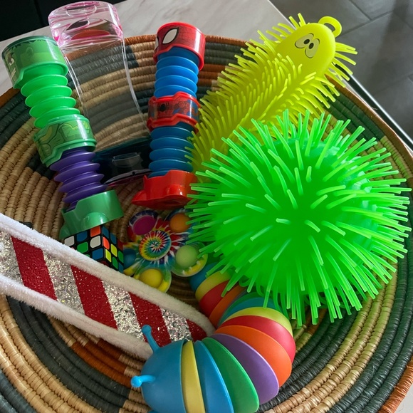 LOT OF FIDGET/STRESS/SENSORY MISC TOYS - Picture 5 of 9